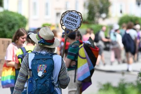 Eine Demonstrantin hält ein Schild von 