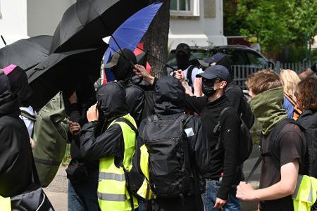 Vermummte ziehen durch Erfurt. Sie demonstrieren gegen den AfD-Bundesparteitag.
