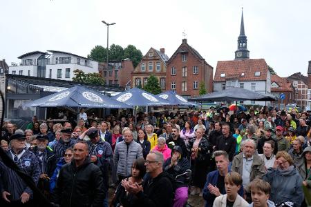 In Stade versammelten sich viele Menschen zu einem stillen Trauermarsch. 