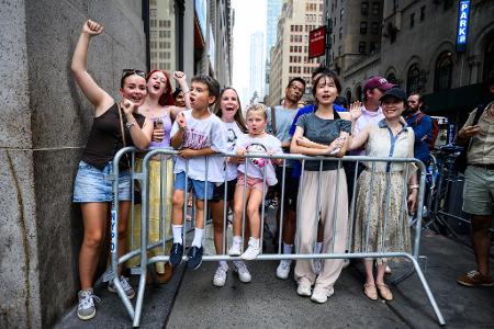 Viele Swifties reisten extra an, um vor der Halle mit anderen Fans mitzufiebern. 