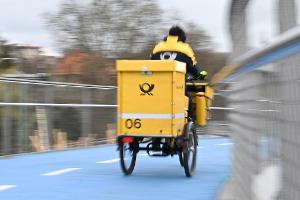 Ein Postbote bei der Arbeit: Wie lange waren seine Briefe wohl unterwegs?