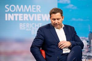 "Man kann sich gegenüber Putin nicht mit der schwarzen Null verteidigen", sagt der Finanzminister. 