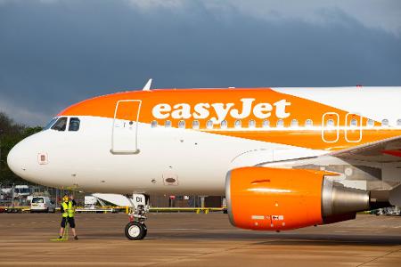 Easyjet stimmt der Übernahme durch den US-Investor zu.