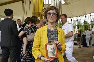 Zu ihrer Einbürgerunszeremonie bringt Carolyn Oliner ein Bild ihrer Großeltern mit, denen 1941 formell die Staatsangehörigkeit aberkannt wurde. Beide werden später in Auschwitz ermordet.