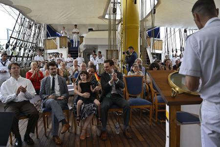 Die Gorch Fock ankert derzeit in New York und wurde zum Schauplatz einer Einbürgerungszeremonie für Nachkommen von NS-Verfolgten.
