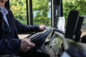 Zwei von fünf Bus- und Straßenbahnfahrerinnen und -fahrern in Deutschland gehen in den nächsten 10 bis 15 Jahren in Rente. (Archivbild)