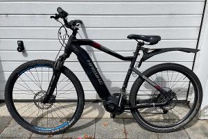 Wer erkennt die beiden auf den Fotos abgebildeten E-Bikes bzw. kann Hinweise auf die rechtmäßigen Eigentümer geben?