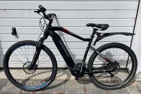 Wer erkennt die beiden auf den Fotos abgebildeten E-Bikes bzw. kann Hinweise auf die rechtmäßigen Eigentümer geben?