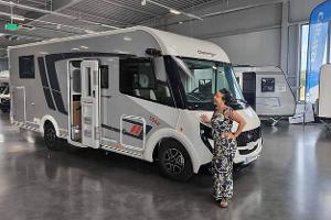 Außenaufnahme, Frau, Wohnmobil