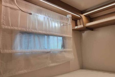 Heckbett oben, offene Ablageflächen, LED-Nachtlicht mit USB-Anschluss, Fenster, moderne Gardine