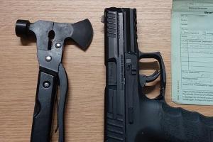 Anscheinswaffe und Multitool mit Axt sichergestellt.
Foto Bundespolizei