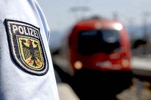 Die Rosenheimer Bundespolizei hat bei Grenzkontrollen zwei afrikanische Migrantengruppen, die nicht über die erforderlichen Papiere verfügten, festgestellt.