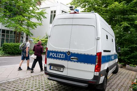 Ein Fahrzeug der Polizei steht vor dem Gebäude der Klinik.