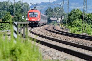 Ein österreichischer Zug auf der alten Bahnstrecke Rosenheim - Kufstein im bayerischen Inntal. Die DB plant den Neubau mit einem gigantischen Puffer für Inflation und sonstige Risiken. (Archiv)