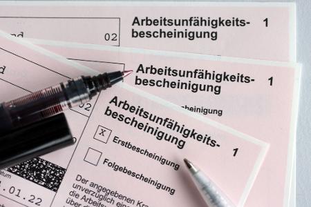 Der CDU-Arbeitnehmerflügel kritisiert die Pläne für strengere Krankmeldungen. 