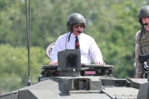 König Charles fährt im Kampfpanzer beim Royal Tank Regiment