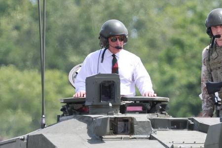 König Charles fährt im Kampfpanzer beim Royal Tank Regiment