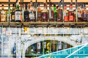 Spirituosen wie Rum, Wodka und Korn dürften Anfang 2027 spürbar teurer werden. 