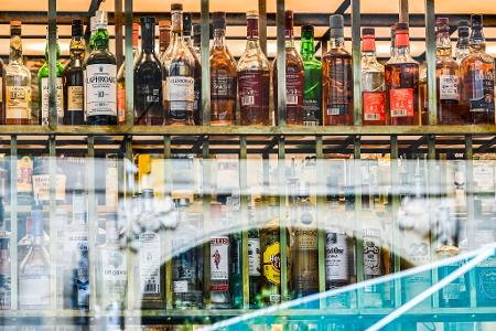 Spirituosen wie Rum, Wodka und Korn dürften Anfang 2027 spürbar teurer werden. 