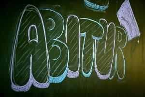 Sind die Notenschnitte deutscher Abiturientinnen und Abiturienten zu gut? (Archivbild)