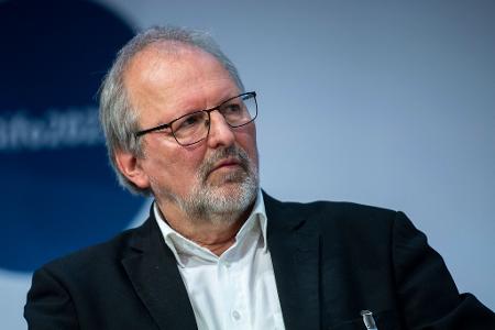 Bildungsexperte Heinz-Peter Meidinger findet den Notentrend an deutschen Schulen bedenklich. (Archivbild)