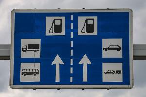 Tanken an Autobahntankstellen ist in den meisten Fällen deutlich teurer als an Straßentankstellen in der Nähe.