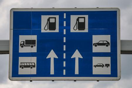 Tanken an Autobahntankstellen ist in den meisten Fällen deutlich teurer als an Straßentankstellen in der Nähe.