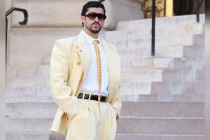 Bad Bunny überrascht in Buttergelb bei Schiaparelli-Show in Paris