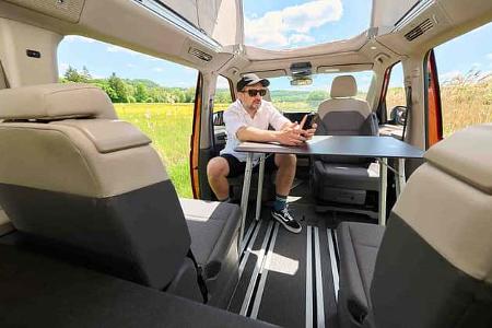 VW California Beach, Sitzgruppe, Mann