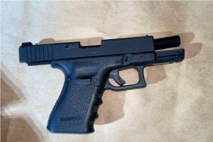 Foto: Von Zollfahndung und Polizei sichergestellte Schusswaffe, die mutmaßlich 
für Auftragsmorde verwendet werden sollte
Quelle: ZFA Frankfurt am Main