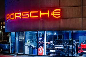 Porsche Schriftzug Showroom mit Euro-Zeichen