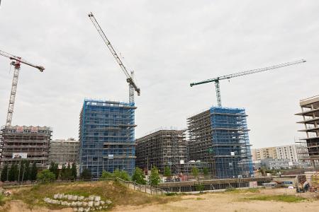 Zu viele Normen machten das Bauen in Deutschland zu kompliziert und teuer, kritisieren zwei Bauforschungsinstitute. (Archivbild)