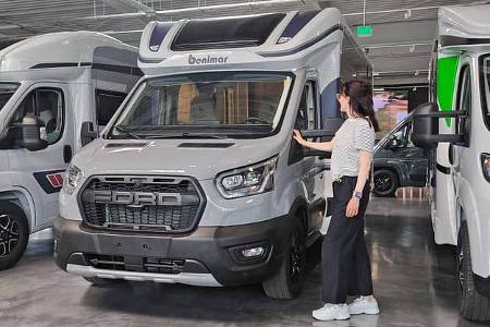 Fahrzeugfront, Außenaufnahme, Frau, Ford, Teilintegriertes Wohnmobil, sportlicher Look