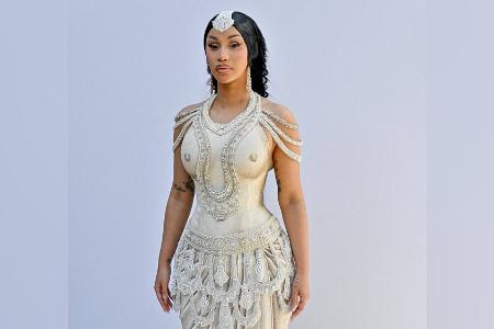 Cardi B verzaubert Paris in weißem Couture-Traum