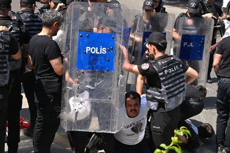 Die türkische Polizei greift hart durch. 