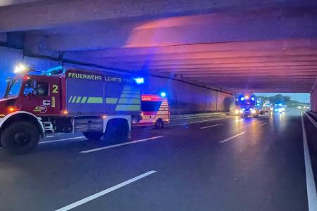Einsatzstelle unter der Brücke des AK Hannover Ost