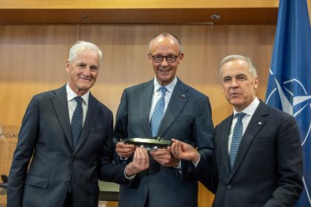 Kanzler Merz freut sich mit Kanadas Premier Mark Carney (l.) und dem Ministerpräsidenten von Norwegen, Jonas Gahr Støre (r.), über den U-Boot-Deal.