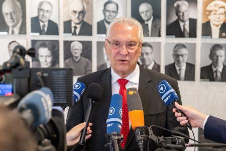 Bayerns Innenminister Joachim Herrmann (CSU) verteidigt in Karlsruhe das bayerische Gesetz.