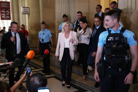 Wenige Stunden vor ihrer Ankündigung hatte ein Berufungsgericht Le Pen schuldig gesprochen.