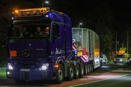 Ein Schwerlasttransporter verlässt mit einem Castor-Behälter den Standort Jülich. (Archivbild) 