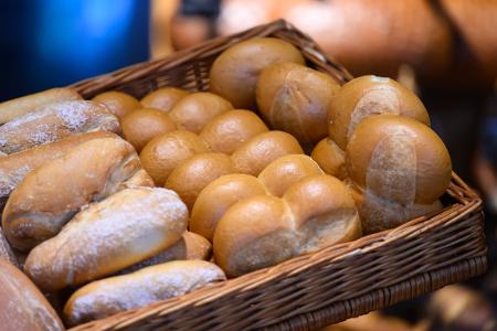 Verbraucher kaufen Brot und Brötchen heute vielfach nicht mehr beim klassischen Bäcker, sondern im Supermarkt. (Archivbild)