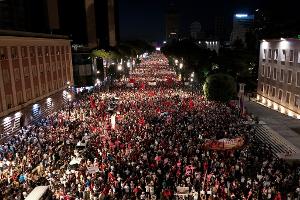 Seit gut 40 Tagen demonstrieren in Tirana große Menschenmengen gegen ein Tourismusprojekt in einem Naturschutzgebiet an der Adria. (Archivbild) 