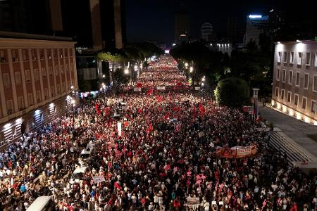 Seit gut 40 Tagen demonstrieren in Tirana große Menschenmengen gegen ein Tourismusprojekt in einem Naturschutzgebiet an der Adria. (Archivbild) 