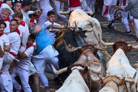 Eine der gefährlichsten Augenblicke des zweiten von insgesamt acht Läufen mit Kampfstieren während des umstrittenen San-Fermín-Festes im nordspanischen Pamplona.