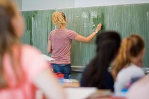 Der Frauenanteil bei den Lehrkräften lag an den allgemeinbildenden Schulen bei rund 73 Prozent. (Symbolbild)