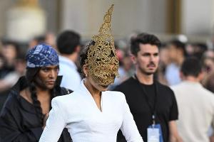 Bizarre Maske: Zendaya trägt in Paris den Eiffelturm auf dem Kopf