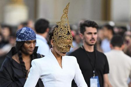Bizarre Maske: Zendaya trägt in Paris den Eiffelturm auf dem Kopf
