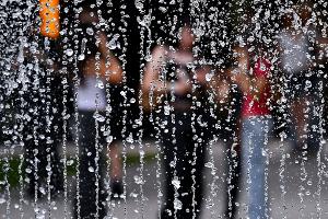 Wasser kann bei dem heißen Wetter für Abkühlung sorgen.
