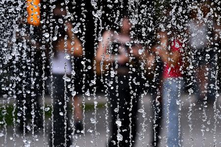 Wasser kann bei dem heißen Wetter für Abkühlung sorgen.