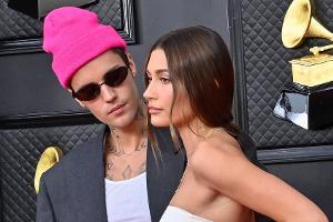Mit Liebesselfie: Hailey Bieber feiert Jahrestag ihrer Verlobung
